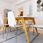 Central Vienna Charm - Comfortable 3-Br Stay