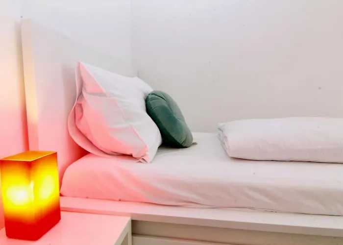 Central Vienna Charm - Comfortable 3-Br Stay