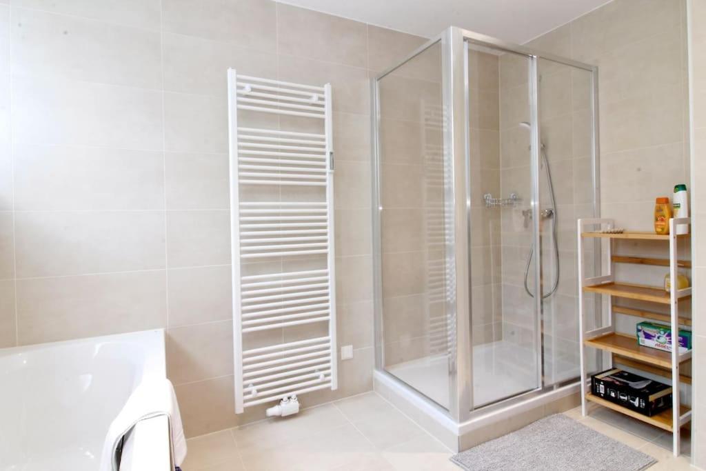 Central Charm - Comfortable 3-br Appartement