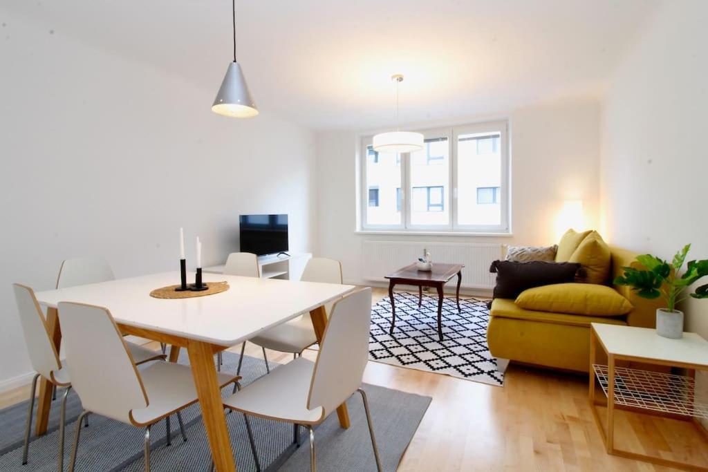 Central Charm - Comfortable 3-br *