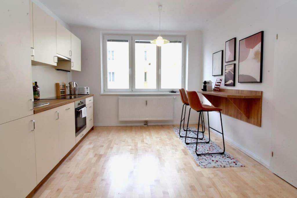 Central Charm - Comfortable 3-br Wenen