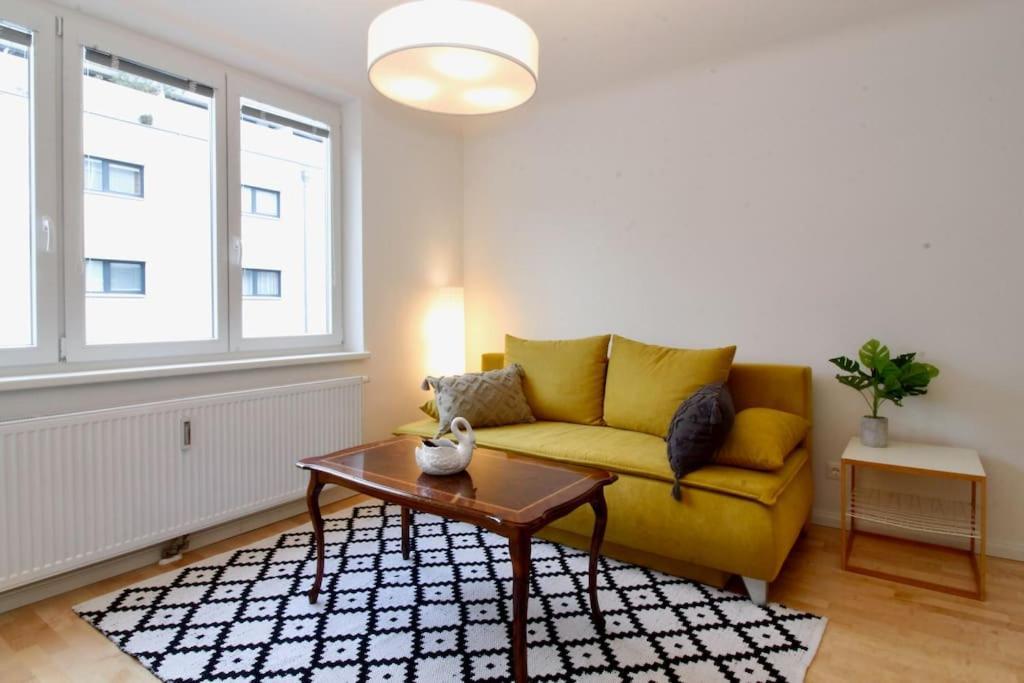 Central Charm - Comfortable 3-br Appartement