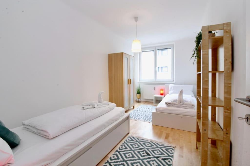 Central Charm - Comfortable 3-br Appartement Wenen