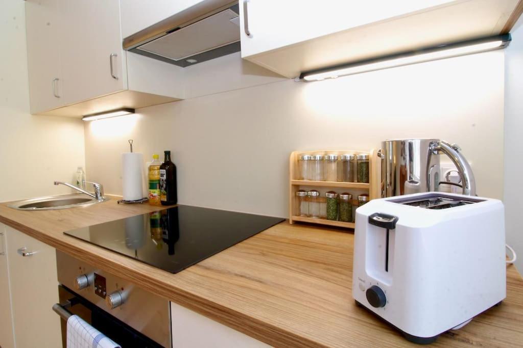 Central Charm - Comfortable 3-br Appartement
