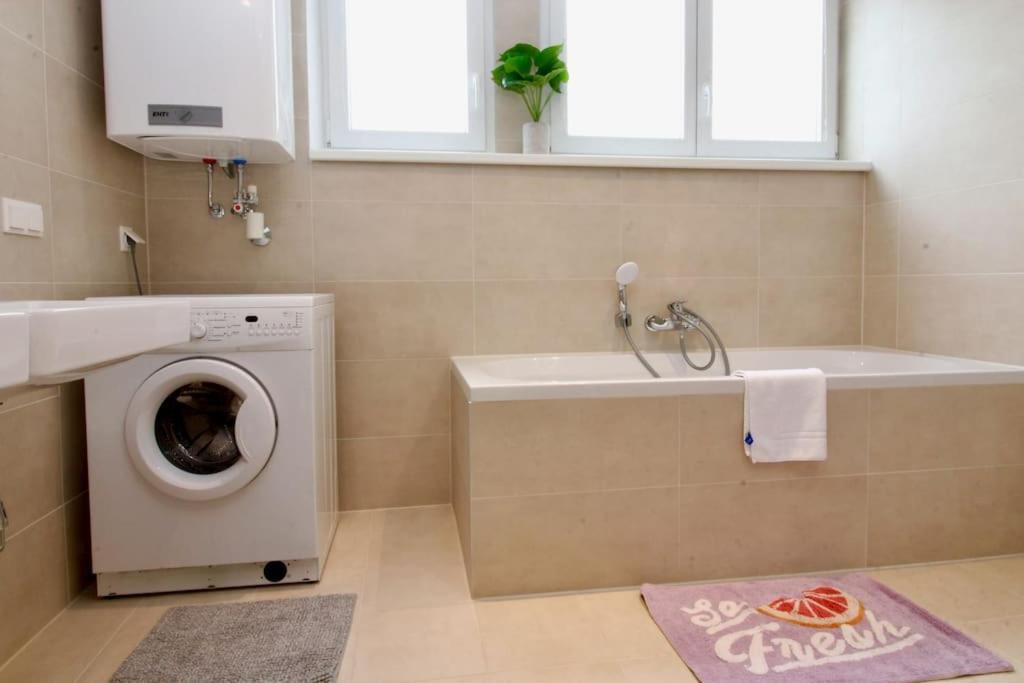 Central Charm - Comfortable 3-br
