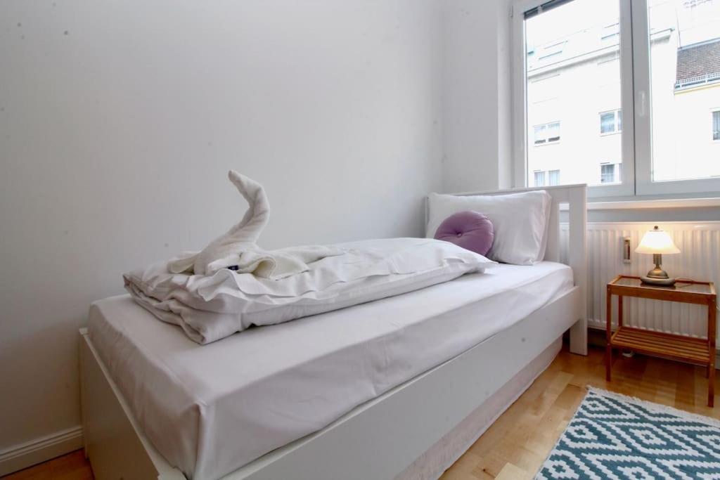 Central Charm - Comfortable 3-br *