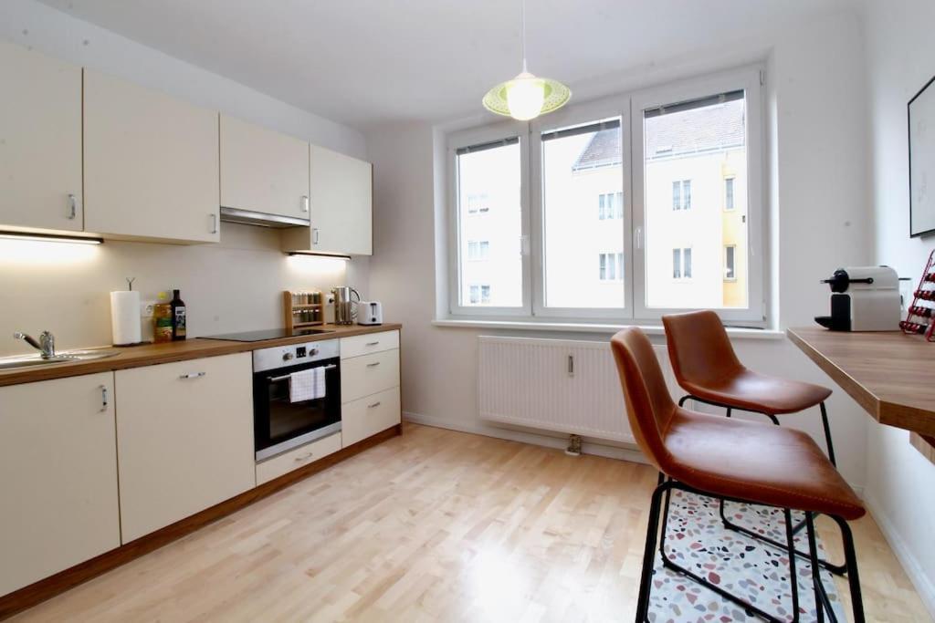 Central Charm - Comfortable 3-br Wenen