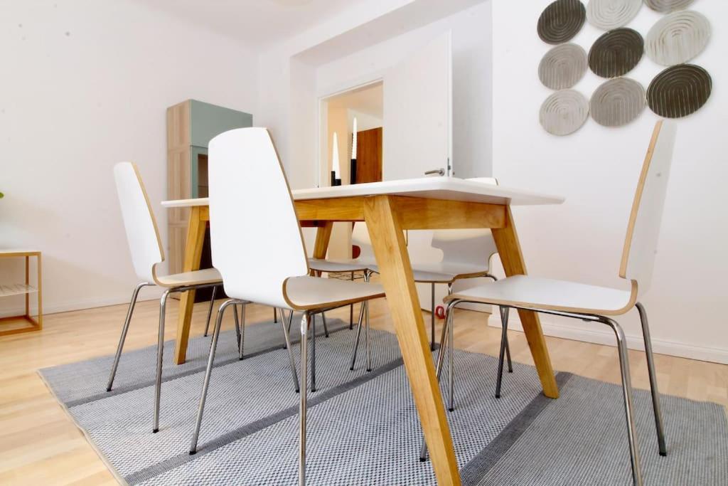 Central Charm - Comfortable 3-br Wenen