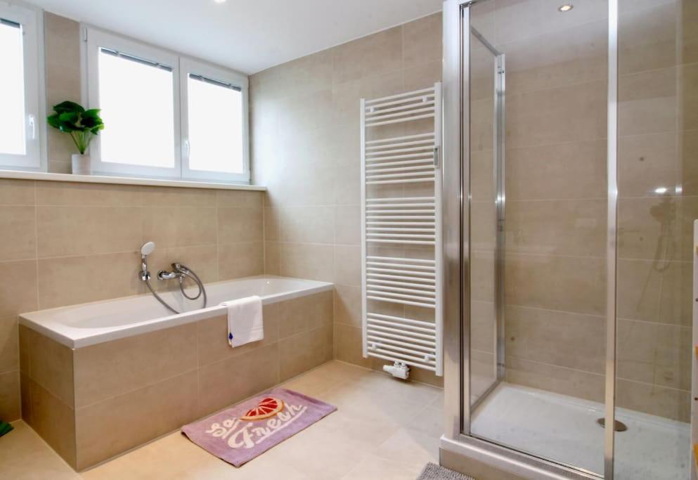 Central Charm - Comfortable 3-br Wenen